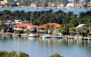 Picture of houses along a coastline in Florida.